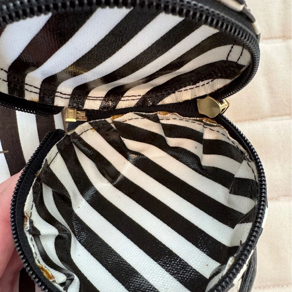 Henri Bendel travel doggie bag with zippered food storage.  ✨ NWT